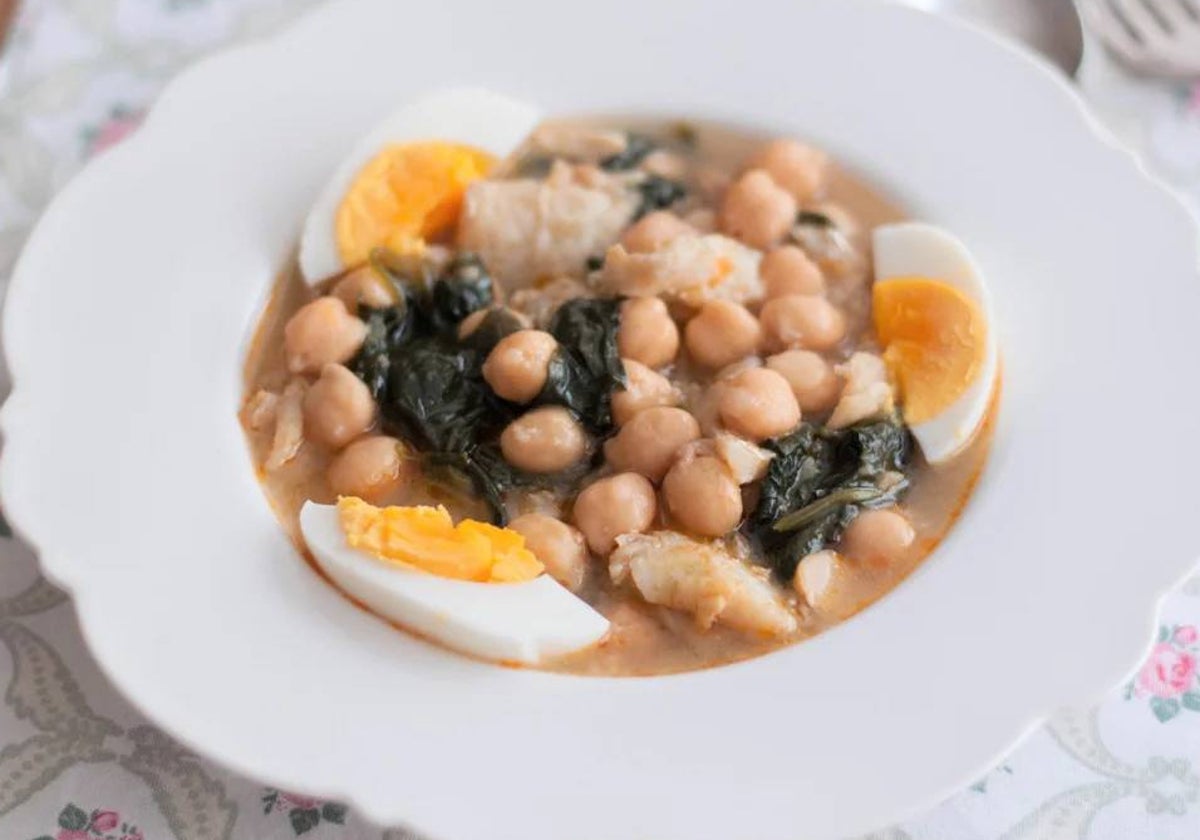 Un exquisito guiso de garbanzos con bacalao.