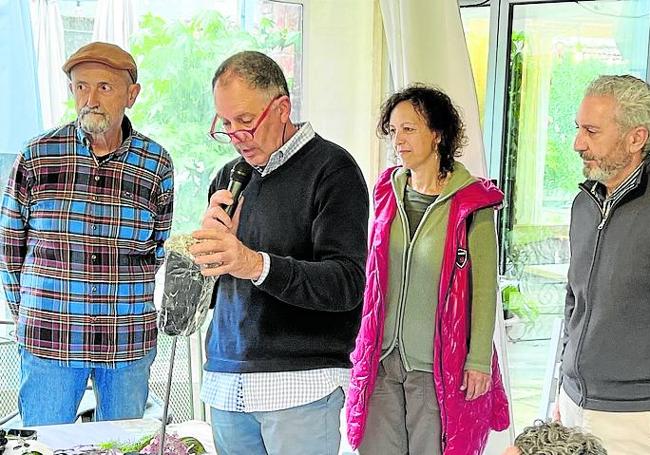 Homenaje a Pepe Susinos. Ángel Luis Gómez, Juanjo Susinos, que mira a la escultura de Tomás Velarde, Rosa González y Manuel Rus.