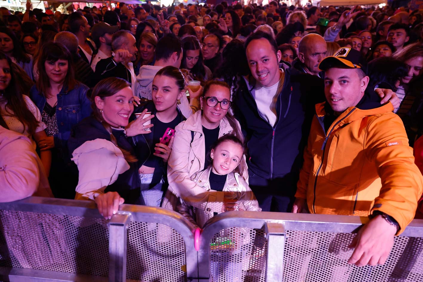 Familia con niños han acudido al concierto de Carlos Baute en la carpa de San Antonio de Renedo de Piélagos.