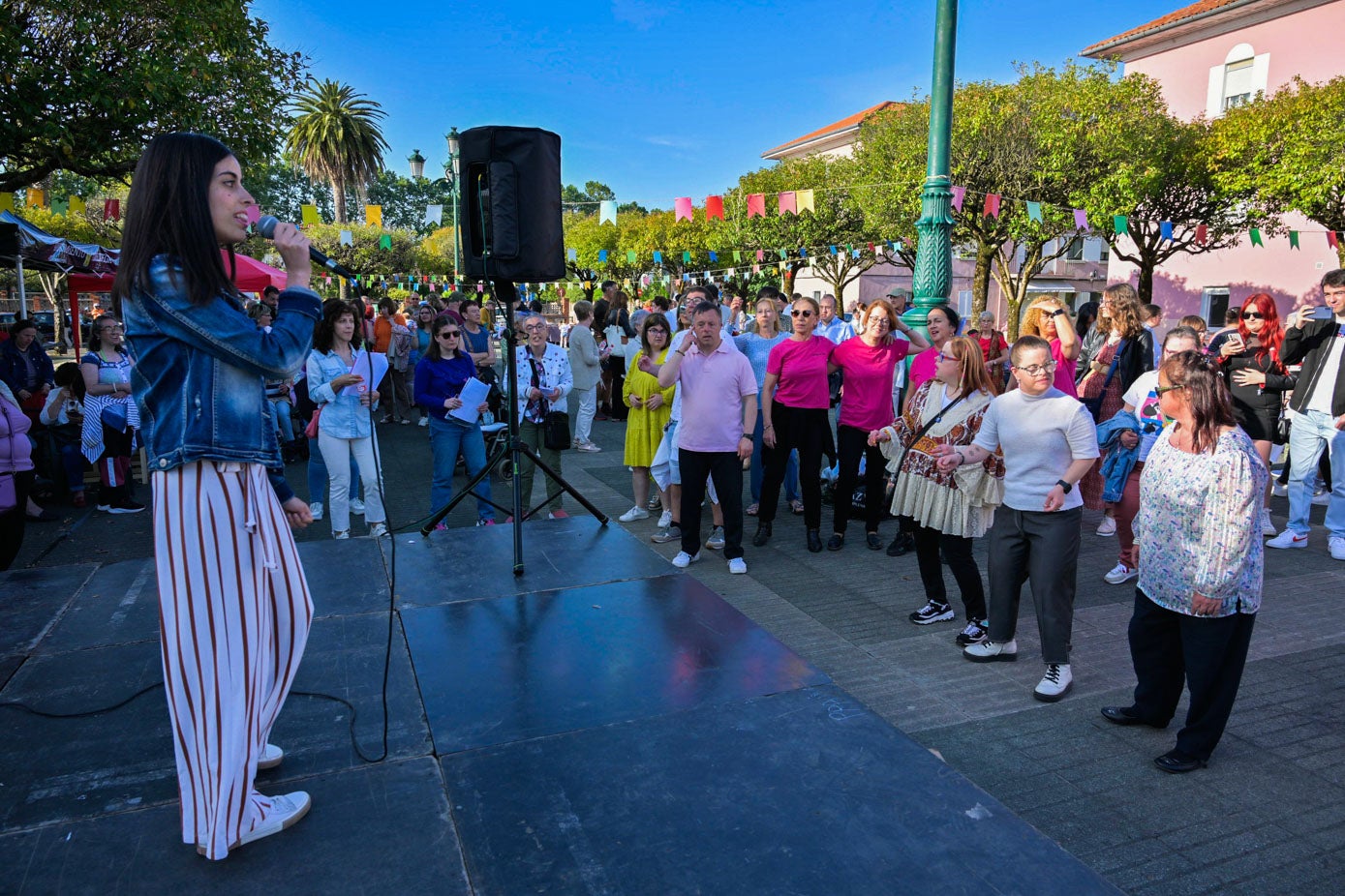 Una joven canta durante la fiesta.