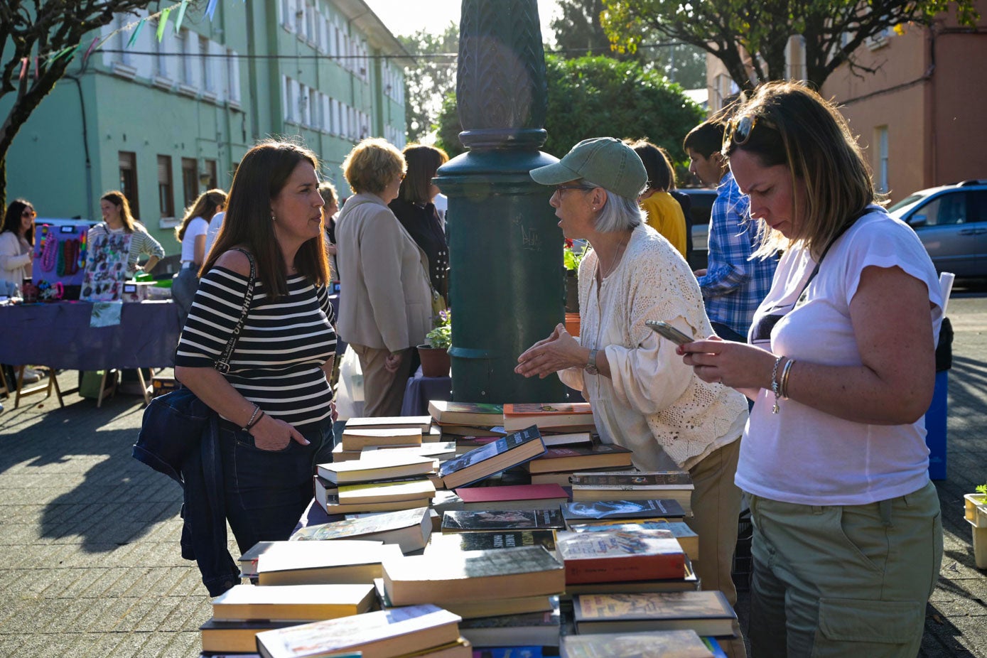 Venta de libros en el mercadillo.