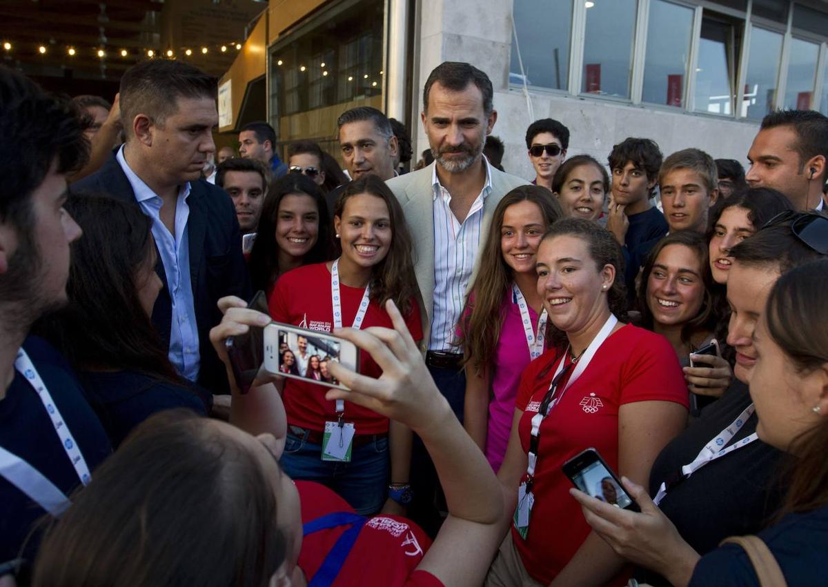 Imagen secundaria 1 - A la izquierda, el Rey Felipe VI acudió a Santander en el mundial de Vela. Fue en septiembre de 2014. A la derecha, El rey durante una visita al puerto de Santoña en 2020.