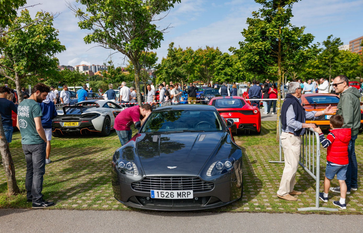 Un Aston Martin Vantage SP10 aparcado en Las Llamas.