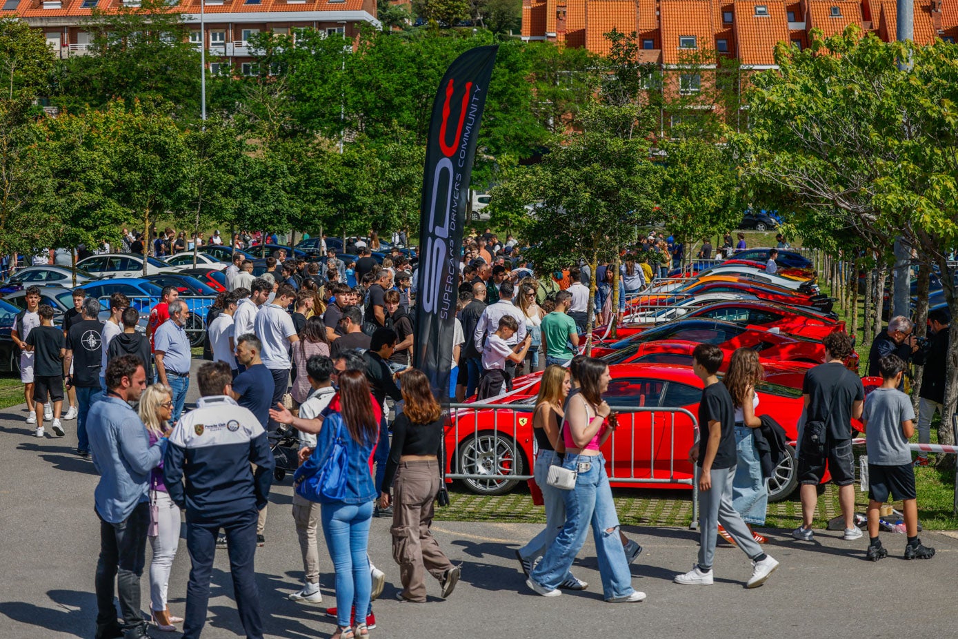 Numeroso público se acercó hasta el parque de Las Llamas para ver los coches expuestos.