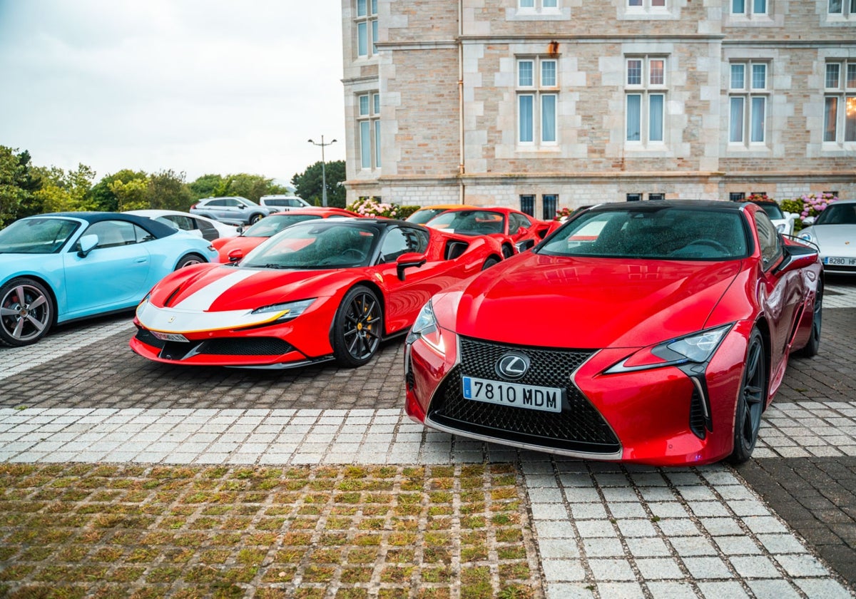 Un Lexus y un Ferrari, aparcados frente al Palacio de la Magdalena.