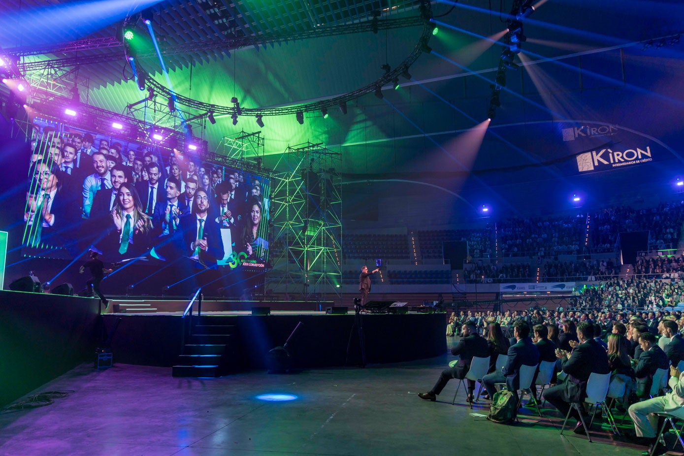 En el Palacio de Deportes se instaló un gran escenario y dos enormes pantallas.