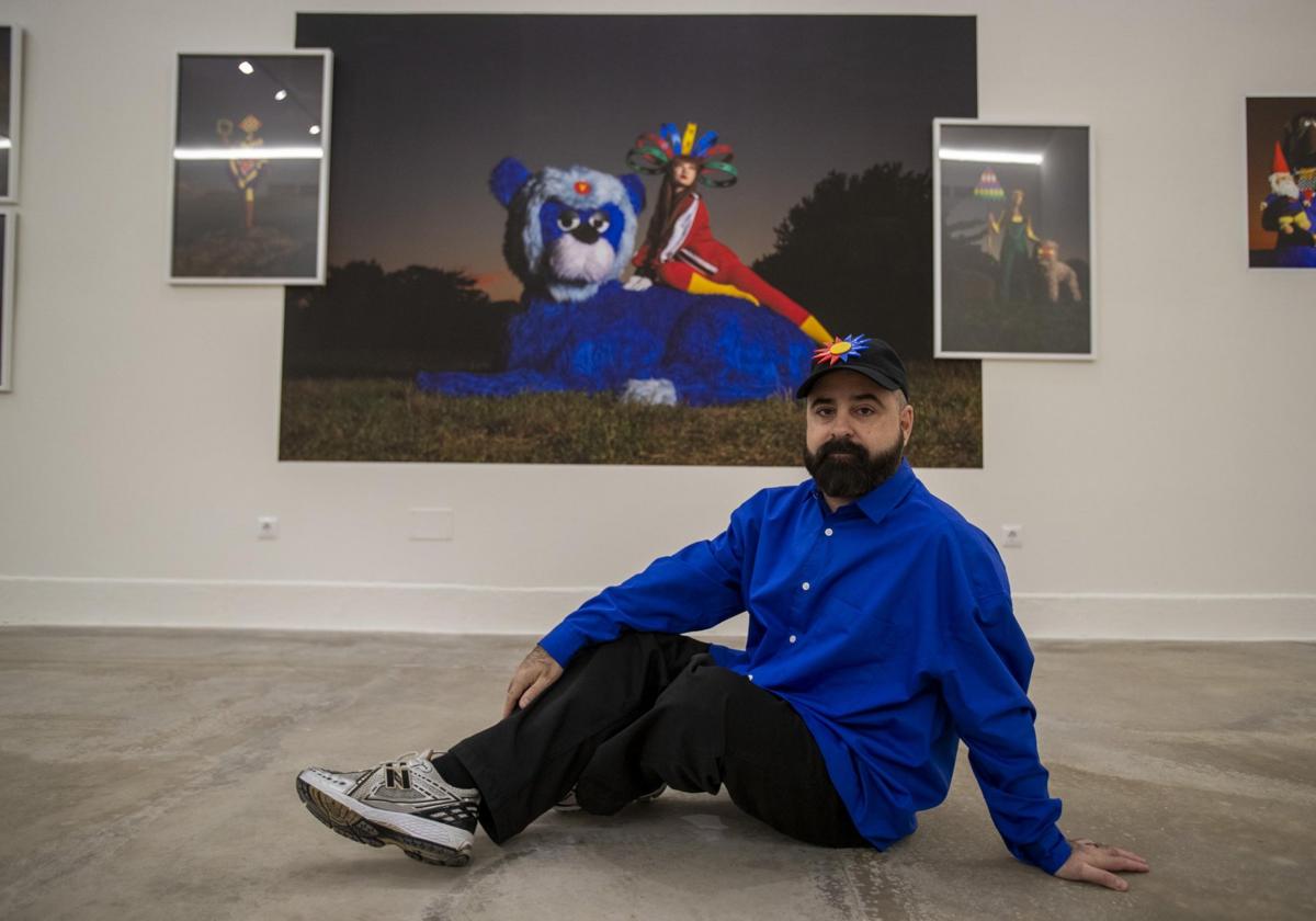 El artista visual santanderino Bubi Canal en su reciente muestra en la Nave Sotoliva.