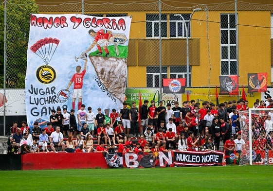 Los aficionados del Charles prepararon un tifo para animar as su equipo