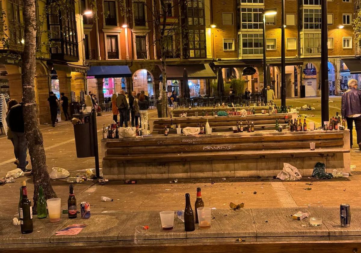 Imagen principal - Miles de jóvenes acudieron a Torrelavega para disfrutar de la fiesta. Horas después, la plaza Baldomero Iglesias y varias calles de la zona de vinos estaban llenas de basura.