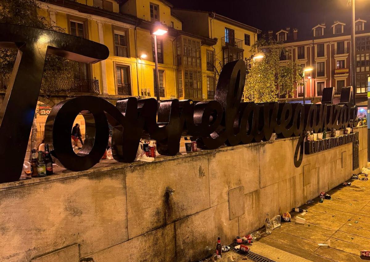 Imagen secundaria 1 - Miles de jóvenes acudieron a Torrelavega para disfrutar de la fiesta. Horas después, la plaza Baldomero Iglesias y varias calles de la zona de vinos estaban llenas de basura.