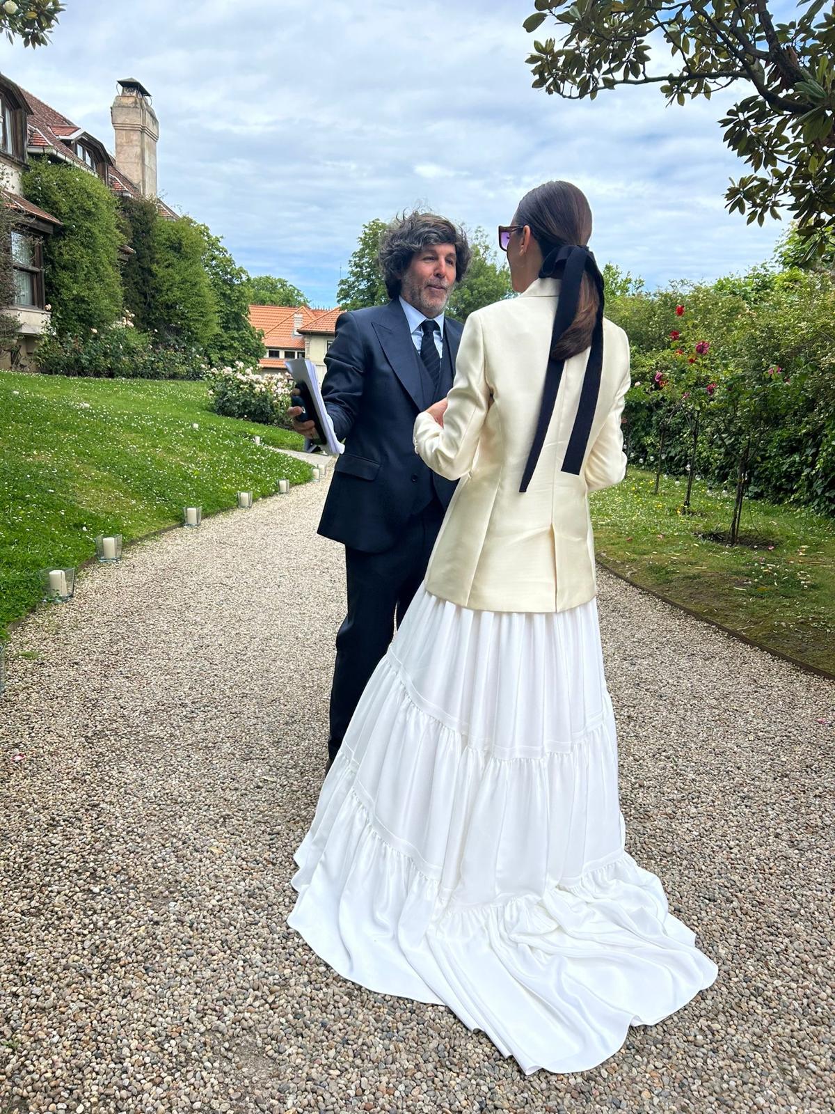 Carlos Martín, recibe a la novia, María Sañudo, vestida de Pedro del Hierro. 