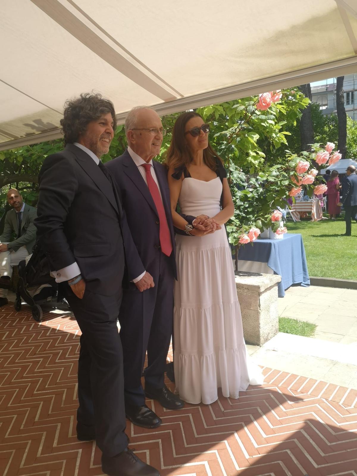 Los novios, con el padre de María, Luis Sañudo, en el centro.