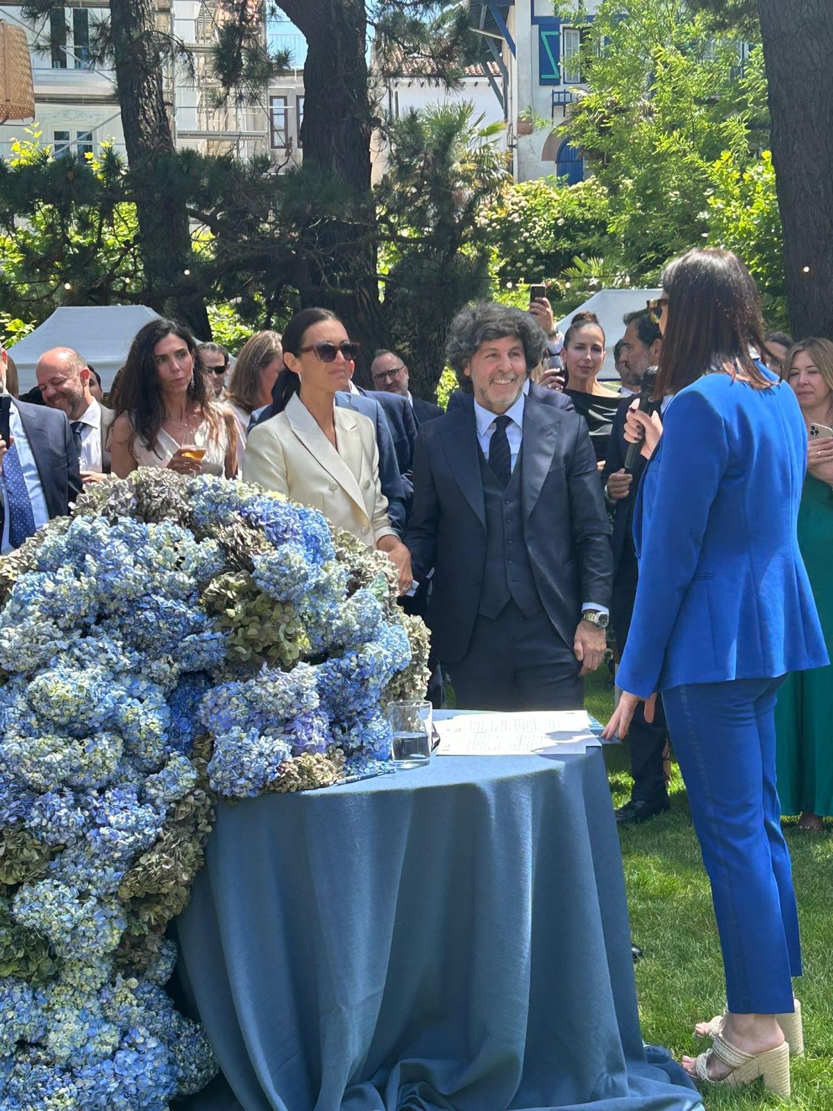 La alcaldesa Gema Igual , casando a los novios, en el Deluz.