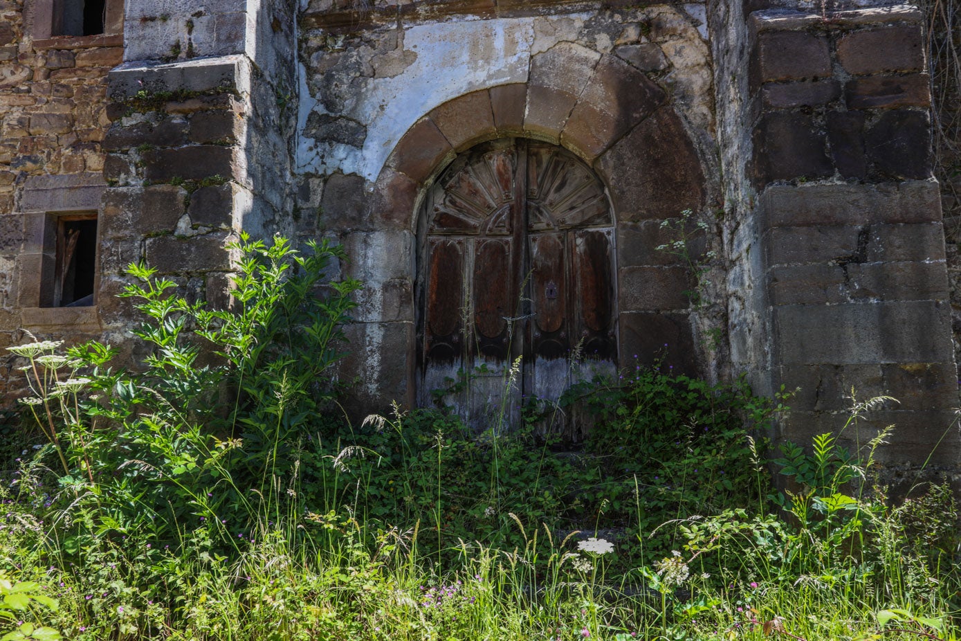 La puerta principal de la iglesia está cerrada con una cadena y un candado. Se construyó entre finales del siglo XVI y principios del XVII, tal y como consta en el Archivo Histórico Provincial. 