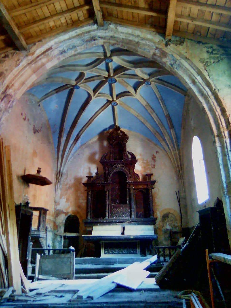 Otra panorámica del interior de la iglesia en la que se aprecia el mal estado por la humedad. Destaca su bóveda de arista azul con nervaduras góticas. 