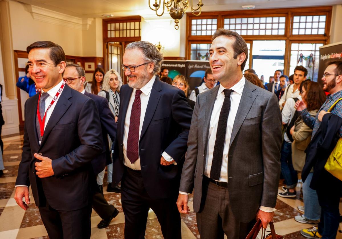 El presidente de BBVA, Carlos Torres, el presidente de APIE, Miguel Ángel Noceda, y el ministro de Economía, Carlos Cuerpo.