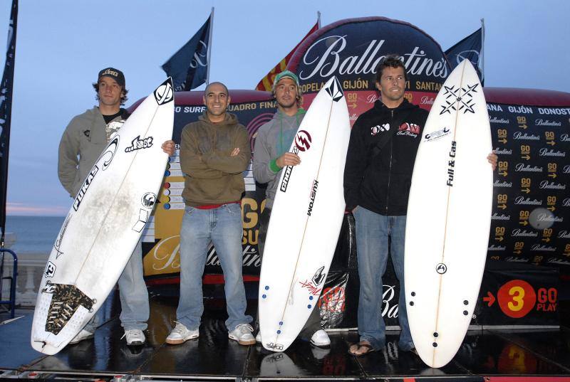 Circuito Ballantine's de surf. Entrega de premios, de izq. a dcha, Asier Muniain, Pablo Gutiérrez, Jon Garay y Pablo Solar. En 2006.