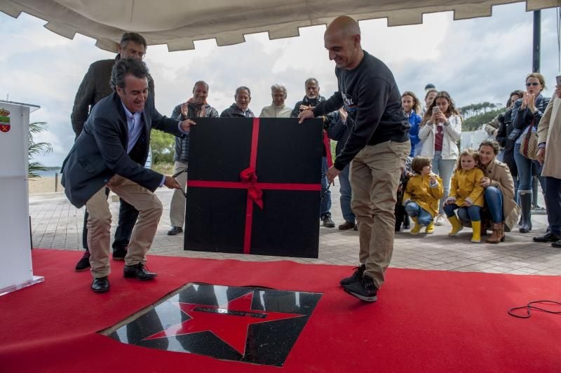 Pablo Gutiérrez descubre su estrella en el paseo del surf de Somo, en 2017.