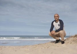 El surfista cántabro Pablo Gutiérrez, en la playa de Somo.