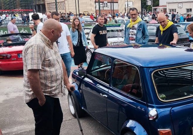 El alcalde, Julio Arranz, en la concentración de coches clásicos.