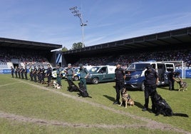 Policías locales, nacionales y guardias civiles posan con sus agentes de cuatro patas, este lunes, en el campo de El Malecón de Torrelavega y ante miles de escolares de toda Cantabria.