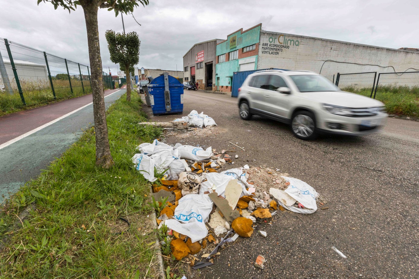 La basura se acumula en algunos puntos del polígono. 