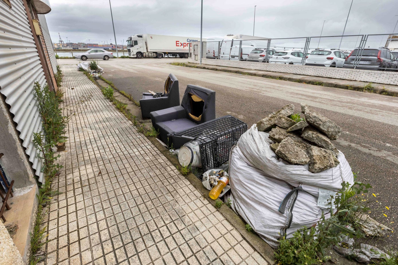 Sofás y más basura depositada en una de las calles del polígono. 