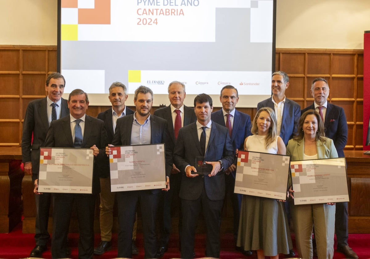 Premiados junto a los representantes de los organismos que entregan estos premios.