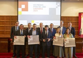 Premiados junto a los representantes de los organismos que entregan estos premios.