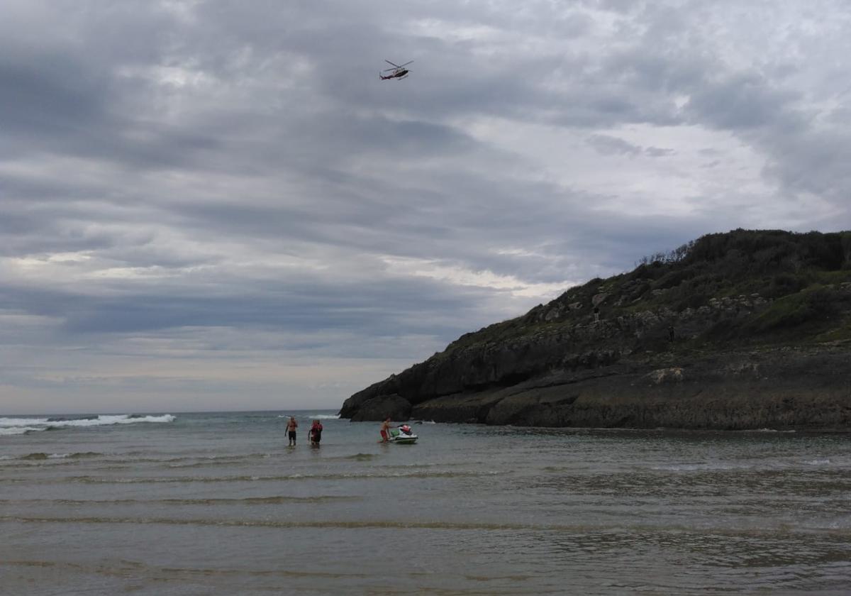 Imagen tomada durante el rescate en la playa de La Arena, en Bareyo.