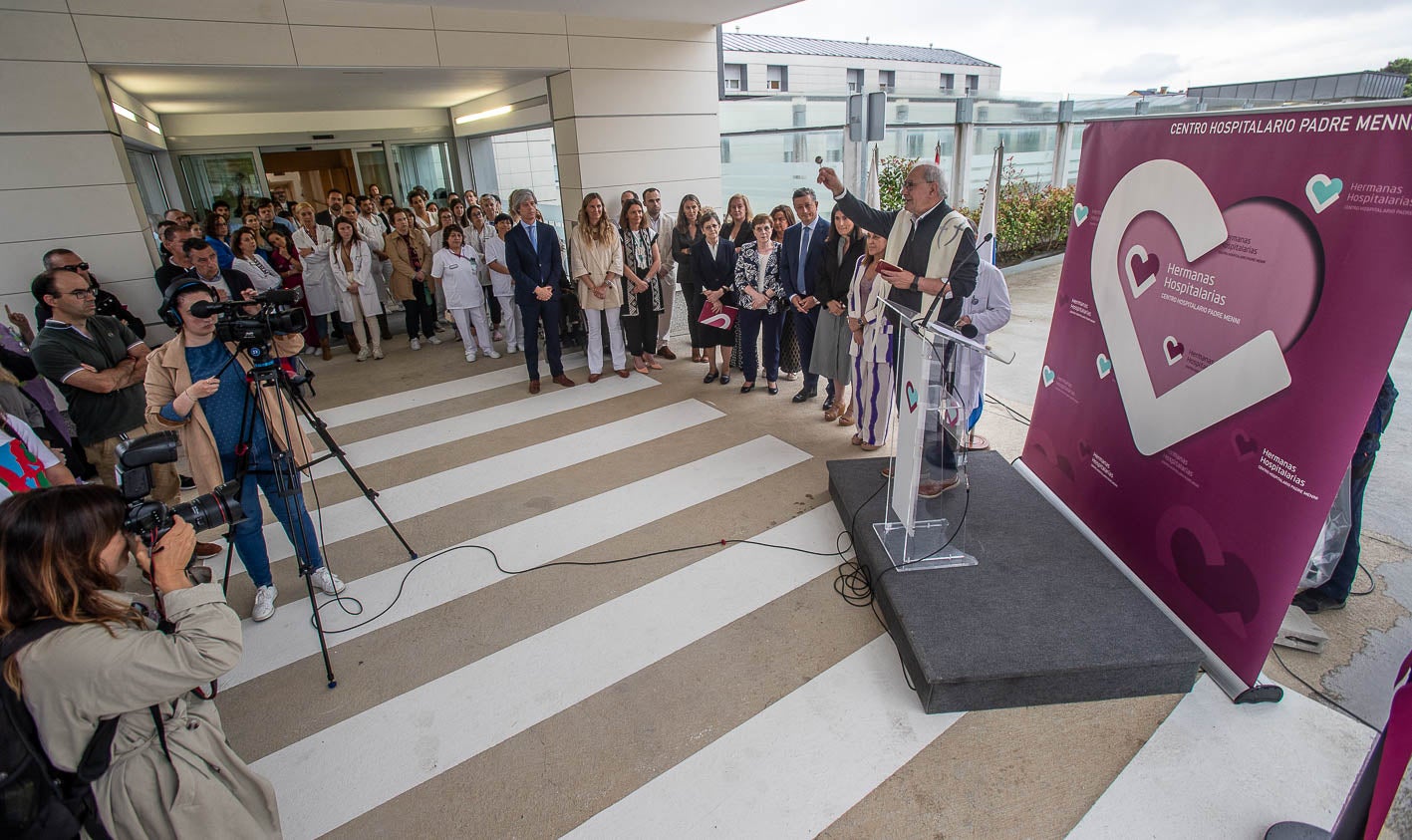 Acto de inauguración. Momento en el que el capellán bendice la nueva instalación.