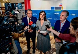 Antonio López, Gema Igual y Juan Bueno, antes de la mesa redonda.