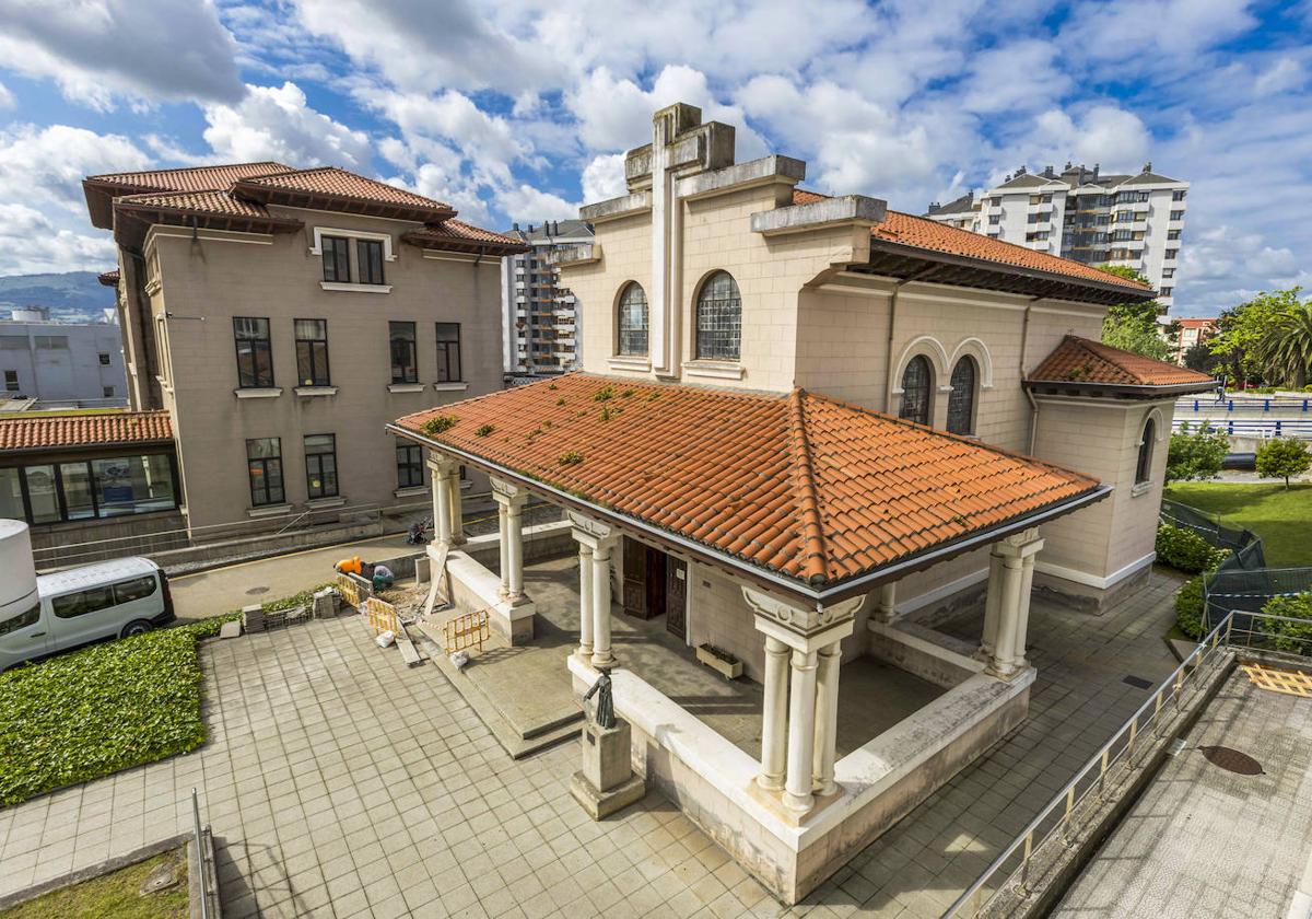 Imagen actual de la capilla de Valdecilla, situada entre el pabellón 20 y la Facultad de Enfermería.