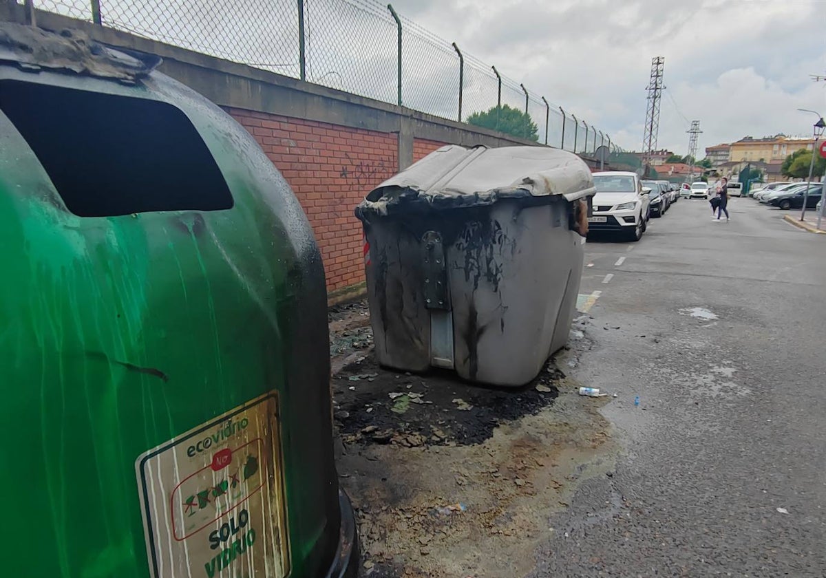 Uno de los contenedores quemados en el municipio, situado en la calle San Antonio de Muriedas.