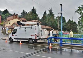 Instalación de las primeras cámaras de seguridad en las entradas a Los Corrales de Buelna.