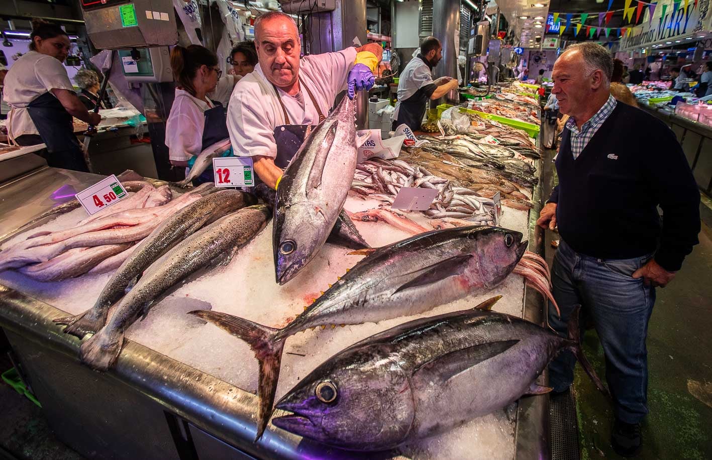 Un ejemplar de bonito de 11 kilos aproximadamente, en la plaza,