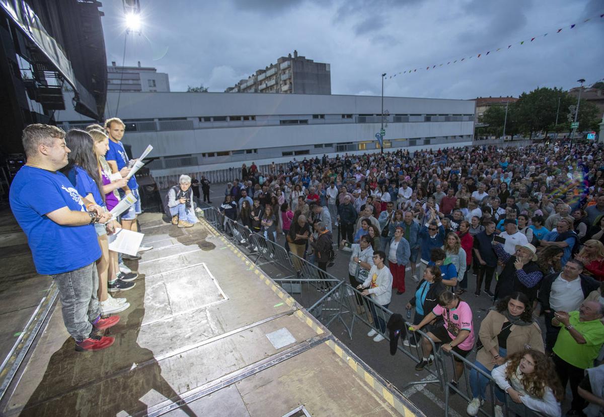 Alumnos del CEE Parayas frente a las miles de personas que les arroparon en el pregón.