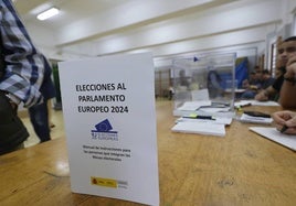 Imagen de una mesa electoral de Torrelavega durante la jornada de elecciones al Parlamento Europeo.