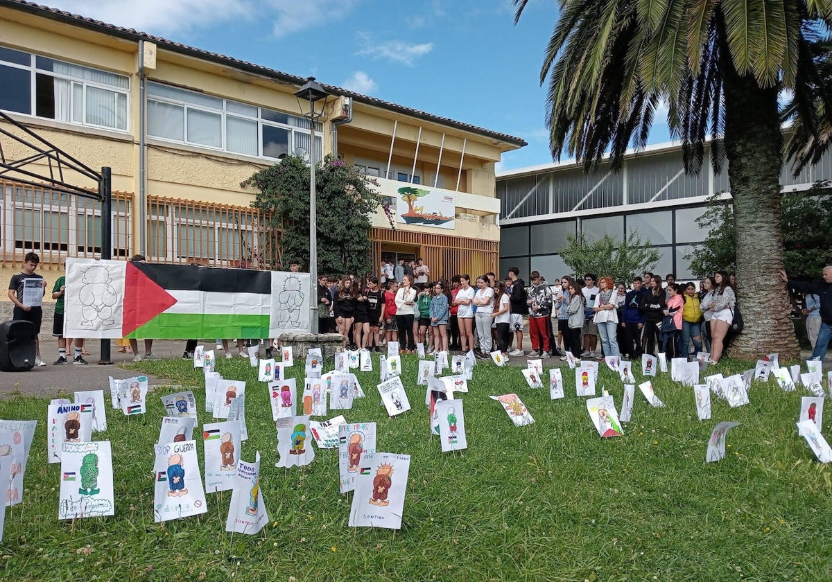 Alumnos y profesores en el acto celebrado en el IES Muriedas.