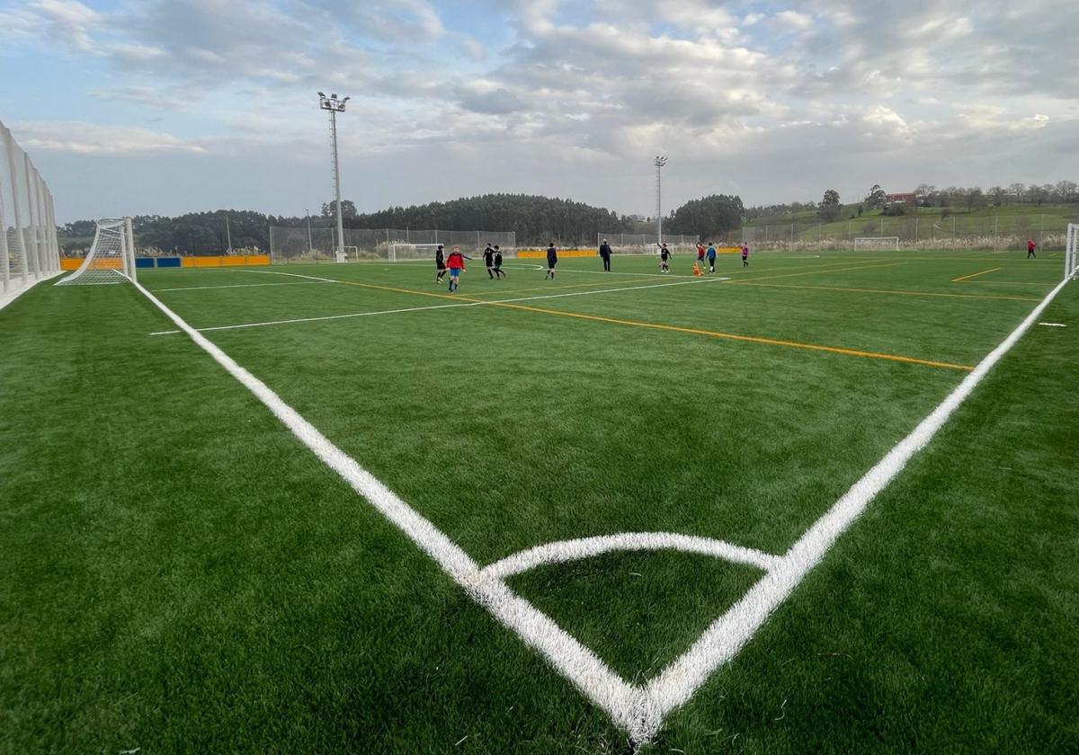 El pabellón se construirá junto al nuevo campo municipal de fútbol de hierba artificial de Mijarojos.