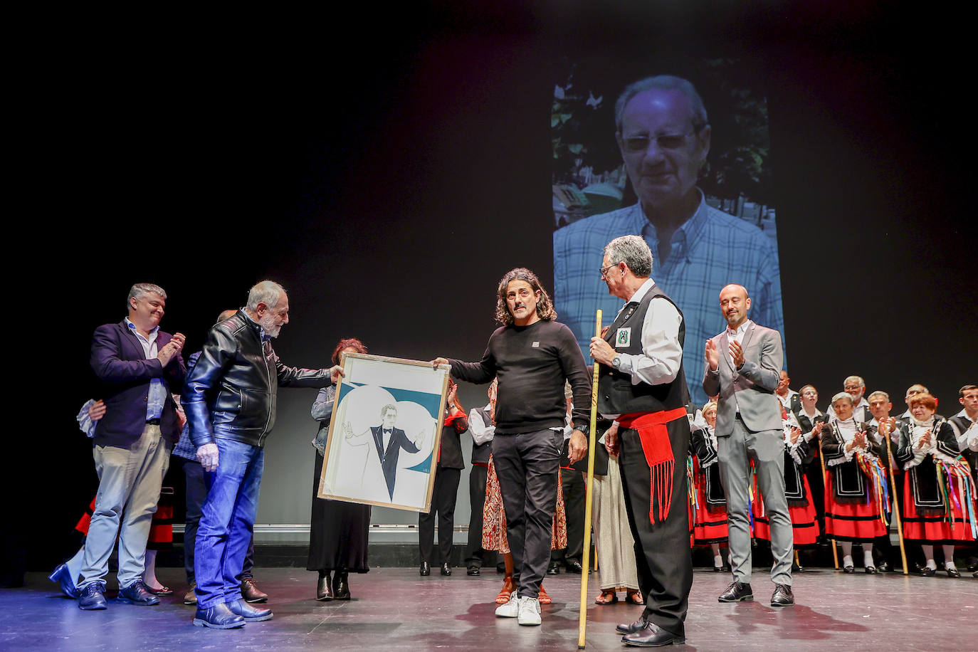 El pintor Pedro Sobrado entrega un cuadro al hijo del homenajeado.