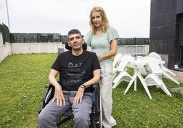 David Rey, junto a su mujer, en el jardín de su casa en Santander.