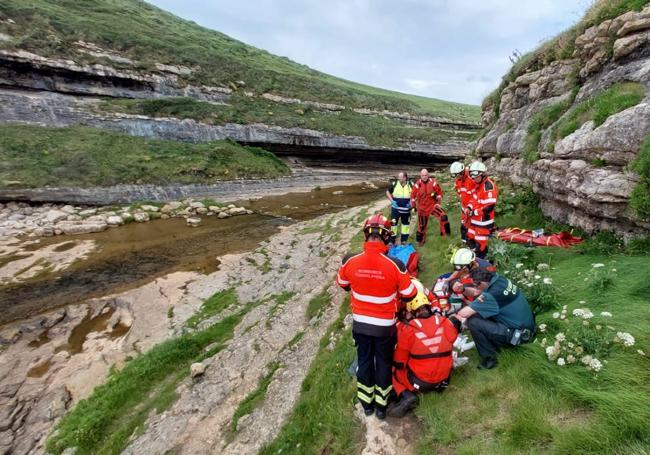 Imagen tomada mientras el equipo de emergencias atendía al herido en la zona.