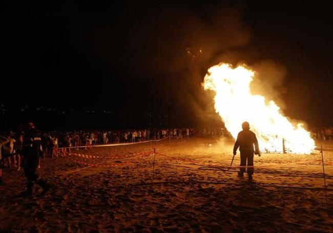 Hoguera de Suances de la noche de San Juan del año pasado