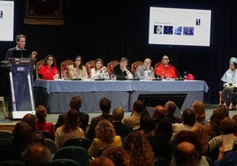 El científico Ignacio Cirac enuncia su lección magistral en el Paraninfo de la UIMP, junto a la mesa de autoridades académicas y políticas