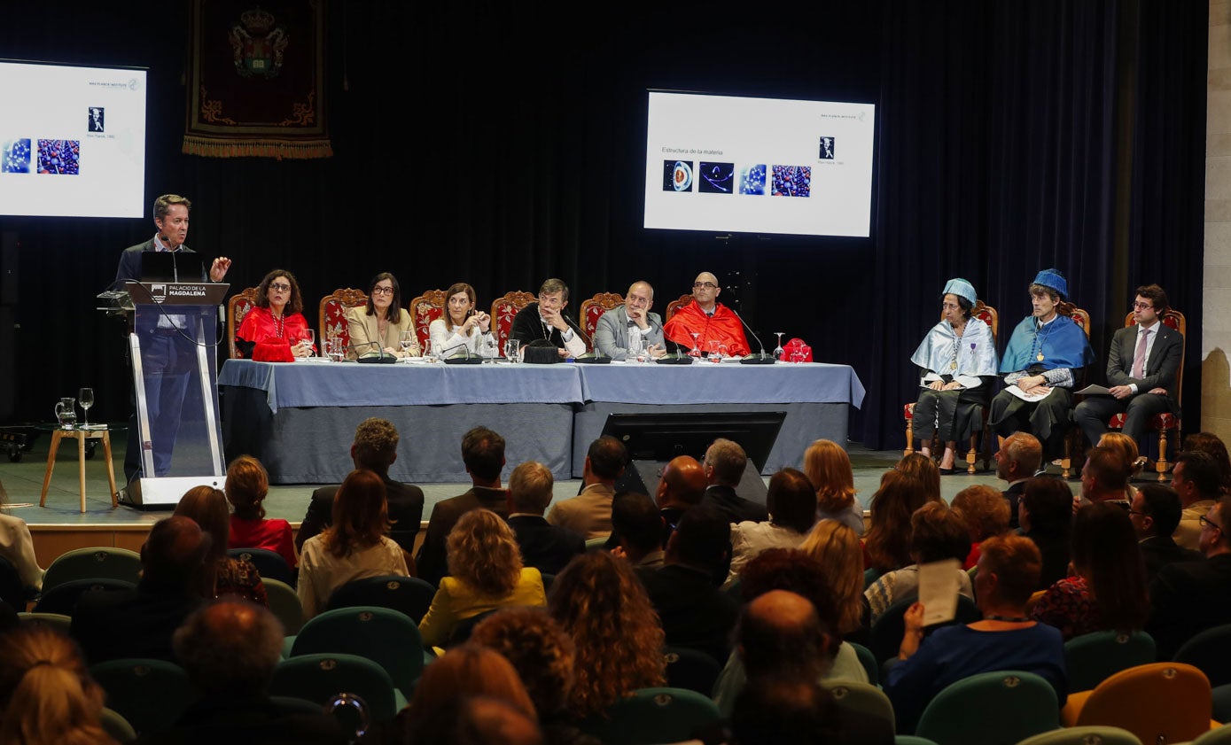 Ignacio Cirac se dirige al público en un momento de la inauguración de los Cursos de Verano de la UIMP. 