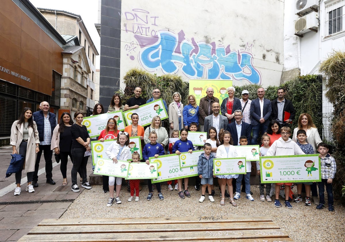 Foto de familia de los premiados y las autoridades junto a la sala Mauro Muriedas.