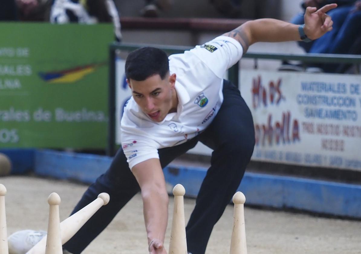 Víctor González, al birle ayer en Los Corrales.