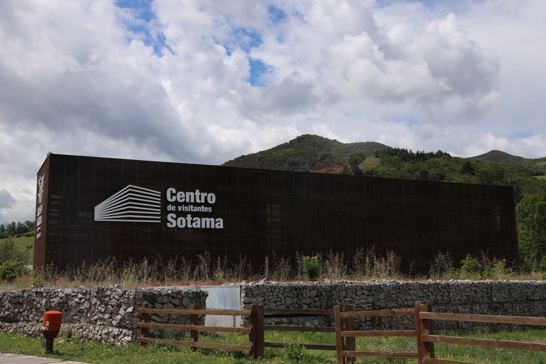 Vista exterior del Centro de Visitantes de Sotama, ubicado en Cillorigo de Liébana.