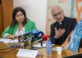 Eloísa Velarde, Directora de Proyecto Hombre Cantabria, y Ricardo Alvarado del Río, vicario episcopal para la Acción Caritativa y Social y Patrono de la Fundación Cescan.